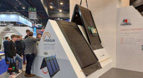 Met de HoriSun hijs je in één keer een dak met zonnepanelen op een woning