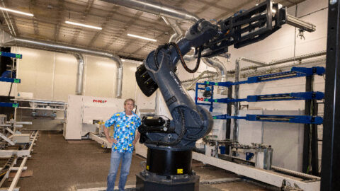 Deze robots schuren en lakken 1200 deuren per week 