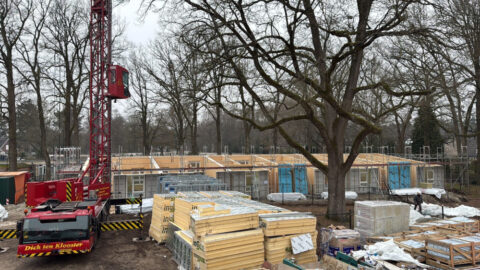 Starters in de school, senioren op het plein 